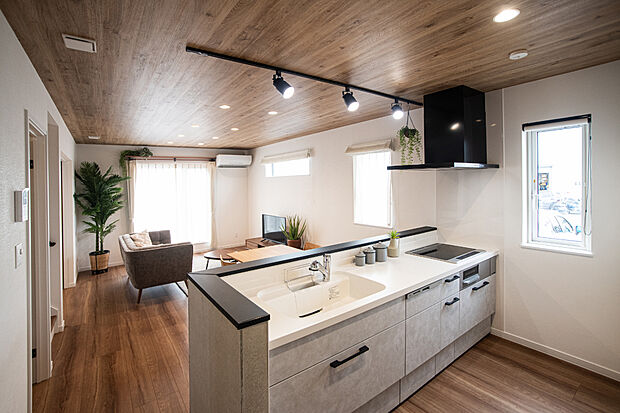 【【キッチン】】キッチンからリビングが見渡せますので小さいお子様がいらっしゃるご家庭でも、家事をしながらお子様を見守れます。
【2024年7月撮影】