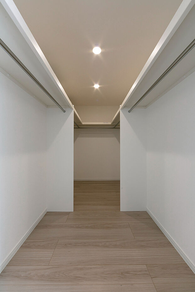 【【WIC】】約4帖のWIC付き。2階の廊下から出入りができ、ご家族で共有できるのが嬉しいポイントです。