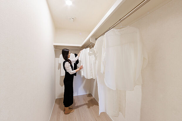 【【主寝室収納】】毎日のお洋服選びが楽しくなるようなWICを設置。丈の長いコートやワンピースなどもスッキリと収納できます。
（2024年12月撮影）