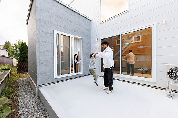 【【コンクリートテラス】】家族や仲間との楽しみも増えるコンクリートテラス。BBQや外での食事、遊びなど、多目的に使えるアウトドアスペースです。
（2024年12月撮影）