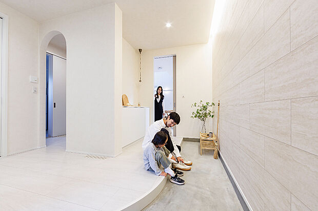 【【玄関】】アール状のデザインが特徴的なホテルライクの玄関。やわらかい丸みがお家の印象を優しく演出します。
（2024年12月撮影）