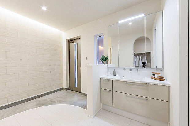 【【玄関手洗い】】玄関すぐに洗面所があるので子どもが帰ってすぐ手を洗えます。お出掛け前の身だしなみチェックにも重宝しますね。
（2024年12月撮影）