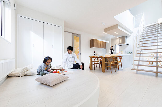 【【リビング】】階段上部は吹抜けになっております。階段越しに見えるコンクリートテラスが視線を抜けさせ、より明るく開放的な印象を与えます。
（2024年12月撮影）