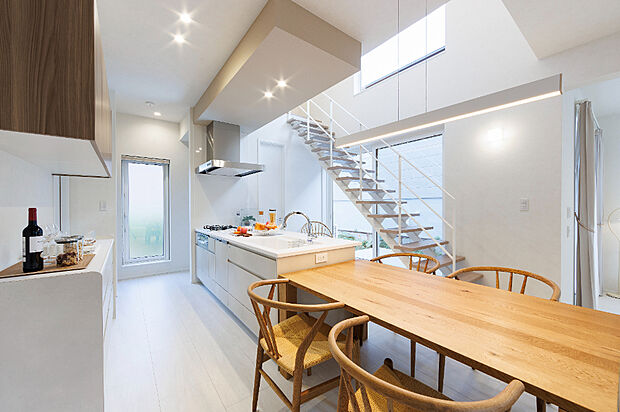 【【ダイニング】】お料理をしながらでもリビングダイニングとつながるオープンキッチン仕様。ご家族とのコミュニケーションも取りやすい設計です。
（2024年12月撮影）