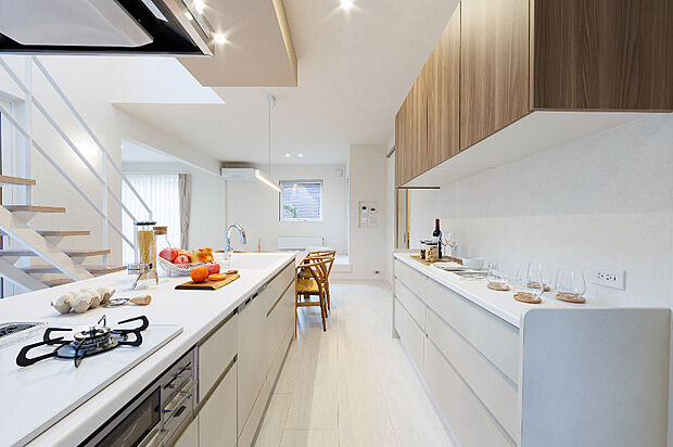 【【キッチン】】収納豊富で使い勝手のよいシステムキッチン。家事の時短に役立つ食器線乾燥機も完備しています。
（2024年12月撮影）