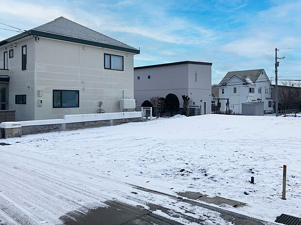 【【現地写真】】広々70坪超えのゆとりの敷地が魅力です。広いお庭やカーススペースなど夢が広がりますね。
(2024年12月撮影)