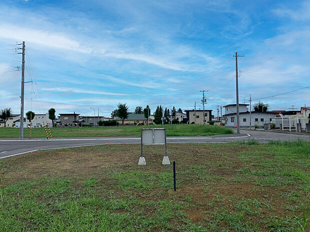 【【現地写真】】近隣には視界を遮る建物はなく開放感がございます。明るく風通しも期待できそうですね。
（2025年8月撮影）