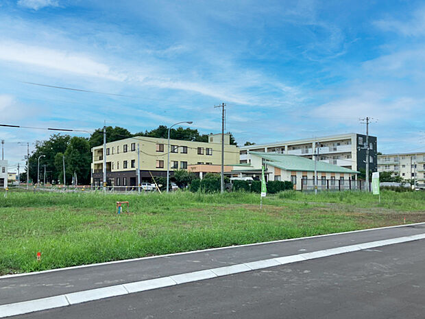 【【現地写真】】建築設計のしやすい整形地です。全区画が2方以上の道路に面しているため圧迫感がございません。
（2025年8月撮影）