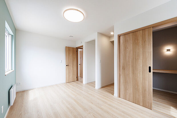 【【主寝室】】7.5帖の主寝室には1.5帖のウォークインクローゼットや、書斎スペースを設けています。ゆったりとした空間でプライベートも充実し、収納と作業の両立が叶います。
(2025年5月撮影)