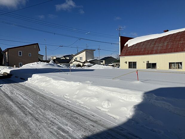 【【現地写真】】小中学校まで徒歩約4分と近く、お子様の通学にも嬉しい立地です。ぜひ周辺環境と合わせて現地をご覧ください。
（2025年2月撮影）