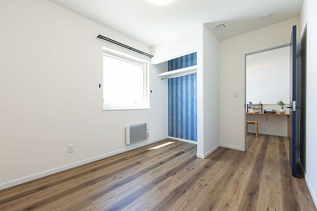 【【洋室B】】5.2帖の広さの洋室B。シンプルで使い勝手の良い空間は、寝室や書斎、趣味の部屋としても活躍。無駄のないレイアウトで、どんなインテリアにも合わせやすい空間。
(2025年5月撮影)