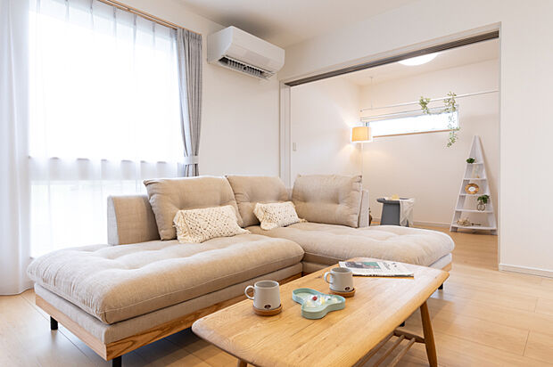 【【リビング】】リビングに隣接する4.2帖の洋室は、引戸で仕切れば個室としても使えるフレキシブルな空間。16帖のLDKとあわせて、暮らし方に合わせた使い方が可能です。
（2025年6月撮影）