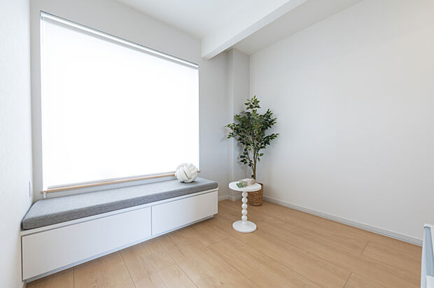 【【2階ホール】】ベンチ付きの2階ホールは、家族の通り道にちょっとしたくつろぎをプラス。ランドリースペースやお子さまの着替えスペースとしても便利です。
（2025年6月撮影）