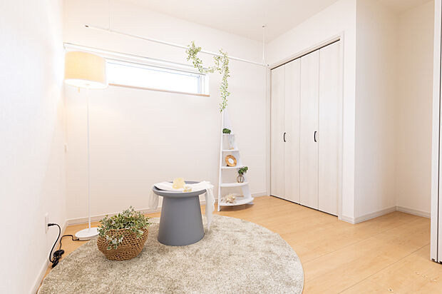 【【洋室A】】16帖のゆったりLDKに、4.2帖の洋室が隣接。扉を開けてつなげれば、より広々とした空間に。お子さまの遊び場やワークスペースにも便利です。
（2025年6月撮影）