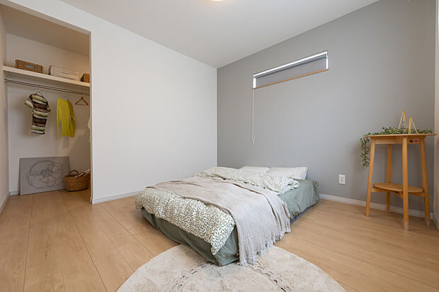 【【主寝室】】6.1帖の主寝室には、2.6帖のウォークインクローゼットを完備。衣類はもちろん季節物の収納にも便利で、すっきりとした室内を保てます。
（2025年6月撮影）