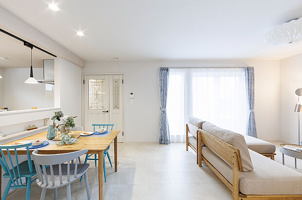 【【モデル12／リビング】】無駄のないストレートな動線が特徴のLDK。家族の気配を感じながら過ごせる心地よい空間です。自然とコミニケーションが生まれます。（2025年7月撮影）