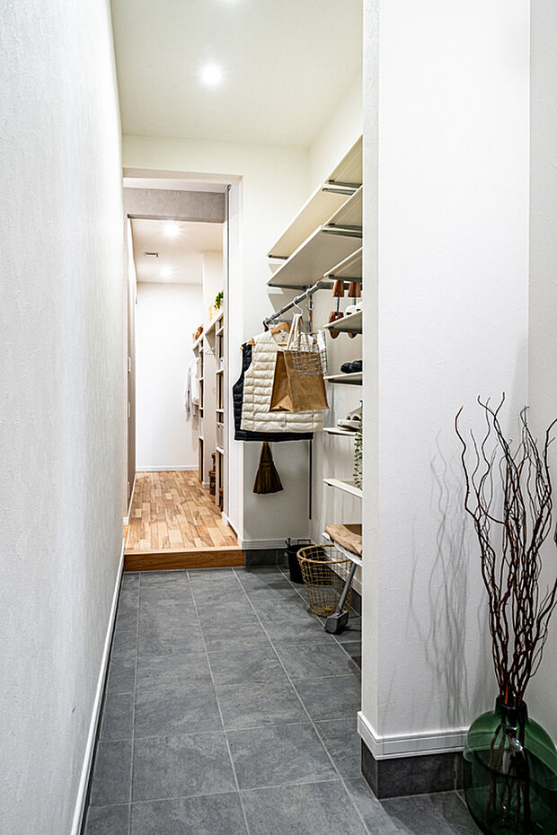 【【シューズクローク】】家族の帰宅時もスムーズに動けるウォークスルータイプのシューズクローク。玄関からリビングへの動線を邪魔せず、整理整頓も簡単。日々の使い勝手を考えた、こだわりの収納空間です。