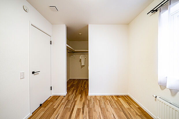 【【洋室A】】4.5帖の洋室Aは、シンプルで使い勝手の良い空間。ウォークインクローゼットを完備し、収納力が抜群。ご自身のライフスタイルに合わせた使い方ができる、柔軟な部屋です。
（2025年6月撮影）