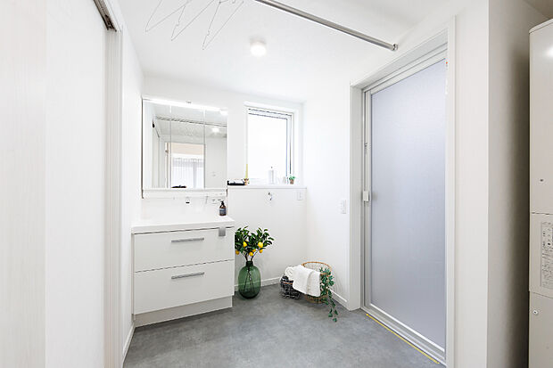 【【洗面スペース】】玄関からすぐにアクセスできる便利な動線設計。さらにキッチンからもスムーズに行き来でき、毎日の家事や買い物の荷物運びも快適に。生活のリズムに寄り添う、使いやすさを追求した間取りです。