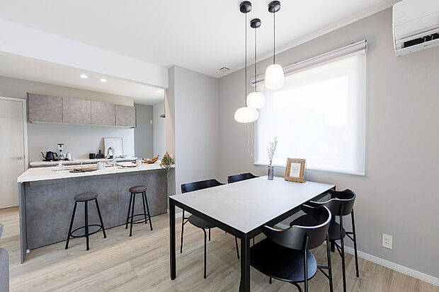 【【ダイニングキッチン】】開放感と収納力をバランスよく両立。使いやすさと見た目を兼ね備えたペニンシュラ型キッチンを採用。