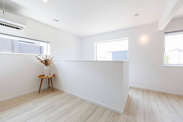 【【2階ホール】】南面からたっぷり自然光が差し込む明るいホールは、家族の集いの場や趣味スペース、書斎としても多様に活躍。開放感ある空間が暮らしに彩りを添えます。
(2025年6月撮影)