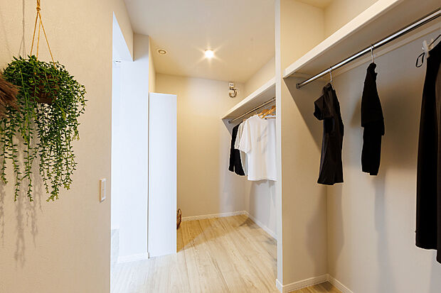 【【主寝室ウォークインクローゼット】】ゆとりある4帖のウォークインクローゼットは、衣類はもちろん季節用品や大型アイテムもすっきり収納可能。整理しやすく、毎日の身支度が快適になる収納スペースです。