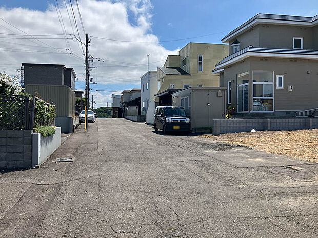 【【現地写真】】前面道路は幅員約7mとゆったり。お車でのすれ違いや車庫入れがスムーズに行えますね。
（2025年8月撮影）