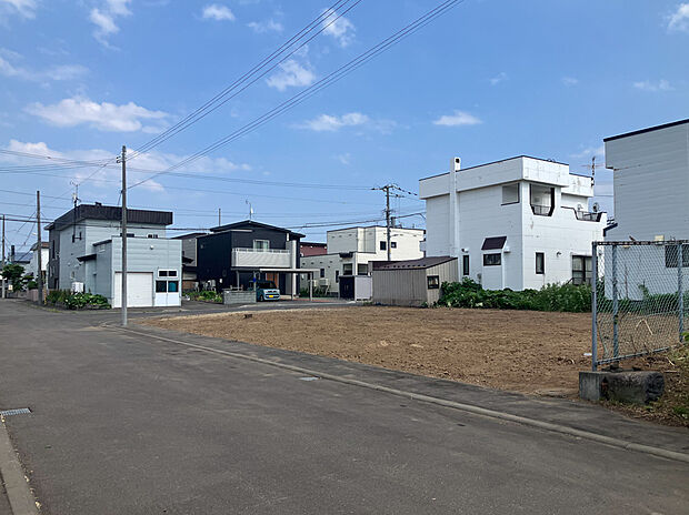 【【現地写真】】前面道路は幅員約8mの広さがございます。お車でのすれ違いや駐車もしやすいですね。
(2025年6月撮影)