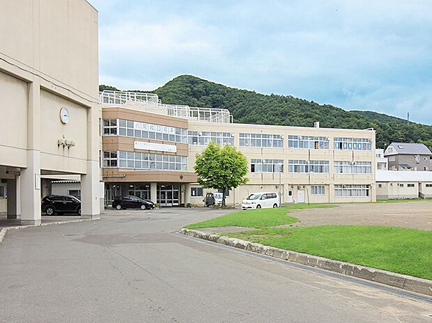 稲穂小学校（約890m）