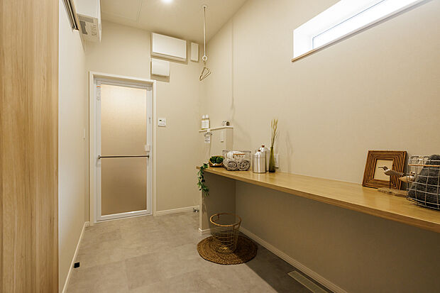 【【ユーティリティ】】清潔感あふれるユーティリティは、洗面所と脱衣所が分かれているため、家族が同時に使いやすくスムーズに動けます。収納スペースも充実しており、洗剤やタオルなどをすっきり片付けられます。（2025年6月撮影）