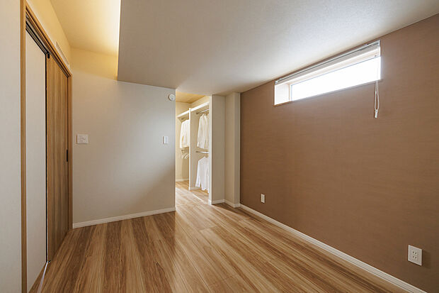 【【主寝室】】落ち着いたカラーのクロスと間接照明が心をほどく寝室。ゆったりとしたウォークインクローゼット付きで、洋服選びの時間も日々の楽しみに。快適さと癒しを両立した空間です。（2025年7月撮影）