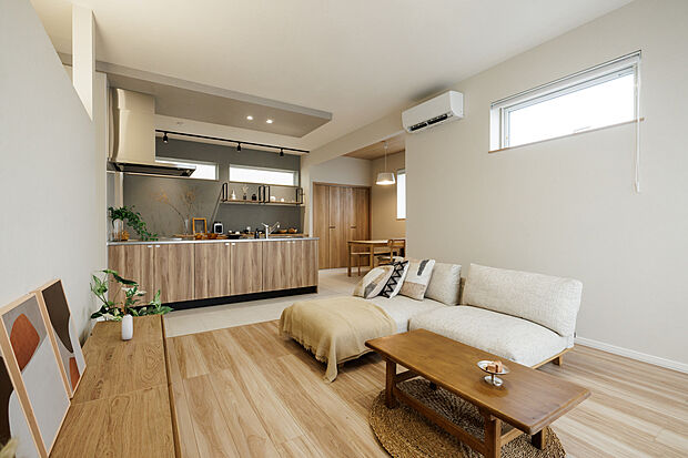 【【リビング】】木の温もりがやさしく包み込むリビングは、家族が自然と集まる心地よい空間。素材の質感や色合いが落ち着きをもたらし、日々の暮らしにやさしい癒しを添えてくれます。
（2025年6月撮影）