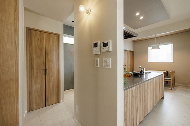 【【キッチン】】使い勝手にこだわったキッチンは、動線がスムーズで料理がはかどる設計。洗練されたデザインと豊富な収納で、毎日の家事が快適かつ楽しくなります。（2025年7月撮影）