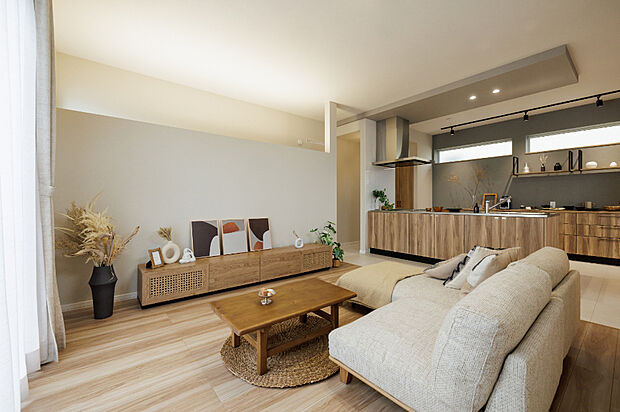 【【リビング】】17.8帖の広々したリビング。2階にリビングがあることで外からの視線も気にならず、家族だけのくつろぎ時間がゆったり流れます。高い位置からの眺めも心地よく、より開放的な空間に。（2025年7月撮影）