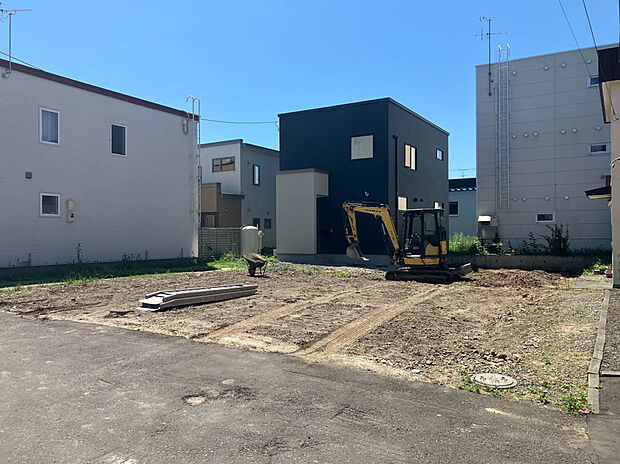 【【現地写真】】更地でのお引渡しになります。解体費用が抑えられ、お引渡し後はスムーズに建築をスタートできます。
（2025年7月撮影）