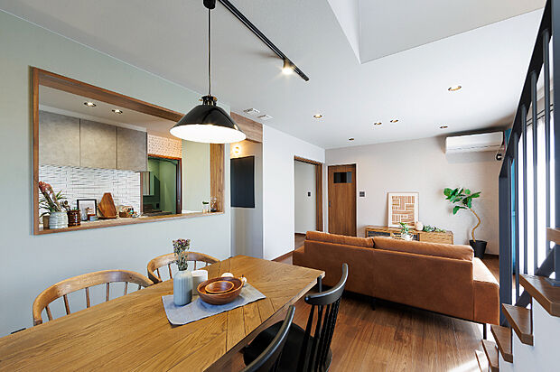 【【ダイニング】】キッチンのすぐ隣にあるダイニングは、温かいまま料理を楽しめる便利な配置。片付けもスムーズで、家事の負担を軽減しながら家族との時間をゆったり過ごせます。（2025年10月撮影）