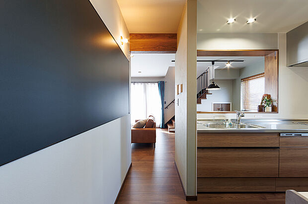 【【キッチン】】木目調が温かみを添えるキッチンは、リビングやダイニングを見渡せる対面式。収納も充実しており、使い勝手が良く家事がスムーズに行える設計です。（2025年10月撮影）