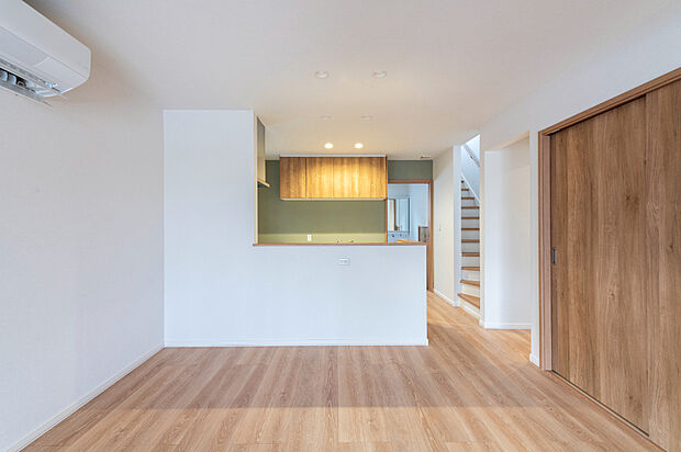 【【リビング】】木の温もりを感じる心地よいリビングは、家族が自然と集まる落ち着いた空間。柔らかな雰囲気が広がり、日々の暮らしに安らぎをもたらしてくれます。(2025年11月撮影）