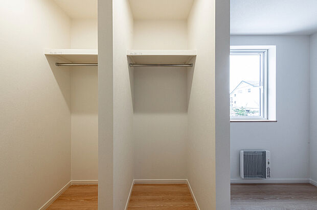 【【1階ウォークインクローゼット】】1階にはファミリークローゼット、主寝室にはウォークインクローゼットを配置。たっぷり収納でき、いつでも片付いた部屋をキープできます。(2025年11月撮影）