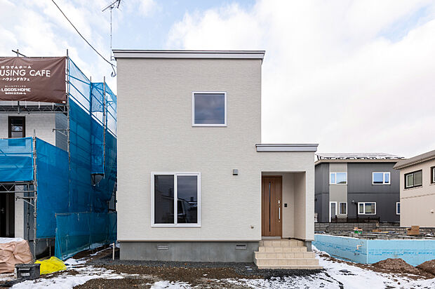 【【外観】】白を基調としたシンプルな外観は、老若男女問わず親しみやすく、温かみが感じられるデザイン。周囲の景観にも自然に馴染み、長く愛される住まいです。(2025年11月撮影）