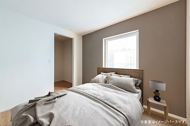 【【主寝室】】ベッドの奥に大きな窓があり、朝日が差し込む心地よい寝室。爽やかな光に包まれて、気持ちの良い一日をスタートできる落ち着いた空間です。