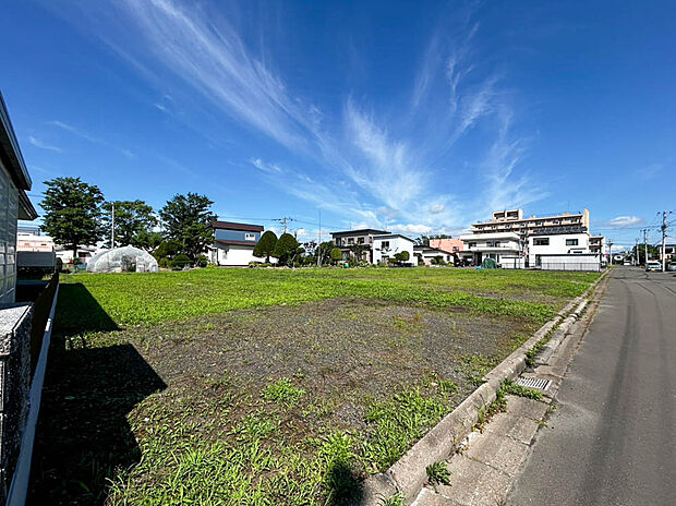 【【現地写真】】北見バス「西小学校」バス停まで徒歩約3分、バスアクセス良好の立地です。
(2025年8月撮影）