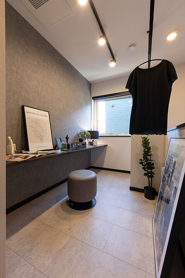 【【2階ホール】】2階ホールにはカウンターと物干しを設置。テレワークやスタディスペースとしてはもちろん、洗濯物を干して畳める家事スペースとしても活用可能です。
(2025年10月撮影)