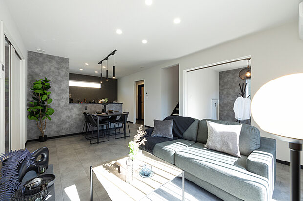 【【リビング】】玄関から2階へ上がるにはリビングを通る動線設計で、自然と家族が顔を合わせる機会が増え、笑顔が広がるあたたかな時間が生まれます。
(2025年10月撮影)