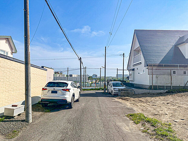 【【現地写真】】前面道路は幅員約6mの広さです。きれいに舗装された前面道路は、お住まいの見栄えも良くしてくれますね。
(2025年8月撮影)