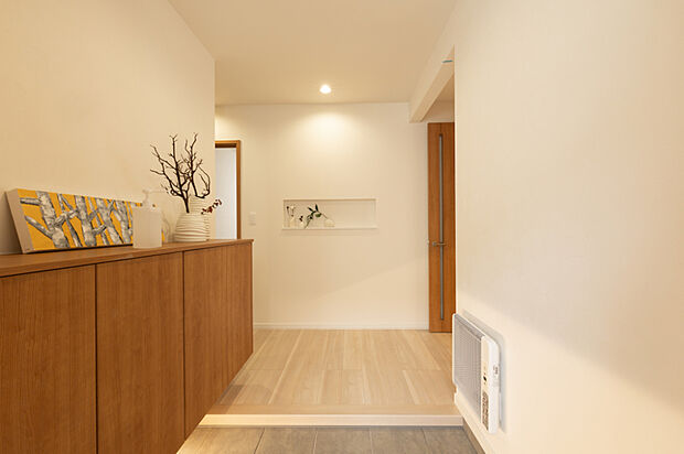 【【玄関】】玄関収納下の間接照明が、柔らかな光で家族やゲストをお出迎え。上品であたたかみのある雰囲気は、帰宅のたびに心をほっと癒し、訪れる人にもやさしい印象を与えます。
（2025年10月撮影）