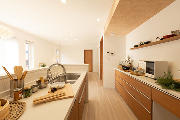 【【キッチン】】リビングを見渡せる対面キッチン。調理中も家族との会話や様子を確認でき、料理や片付けをしながら自然にコミュニケーションを楽しめる設計です。
（2025年10月撮影）