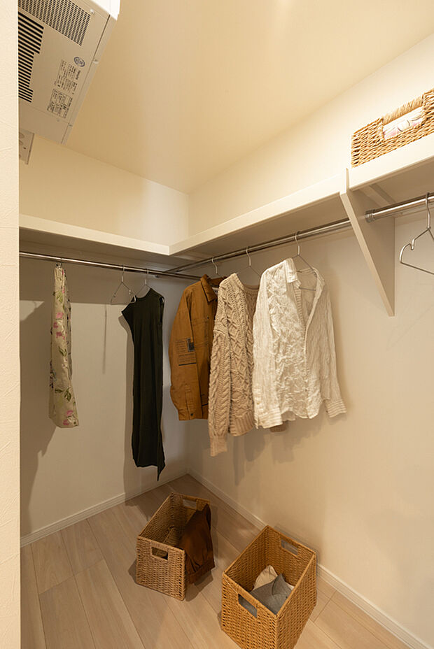 【【主寝室収納】】リビングの隣にある主寝室は、ウォークインクローゼット付きでたっぷり収納。衣類や季節物もすっきり整理でき、毎日の暮らしが快適になります。
（2025年10月撮影）
