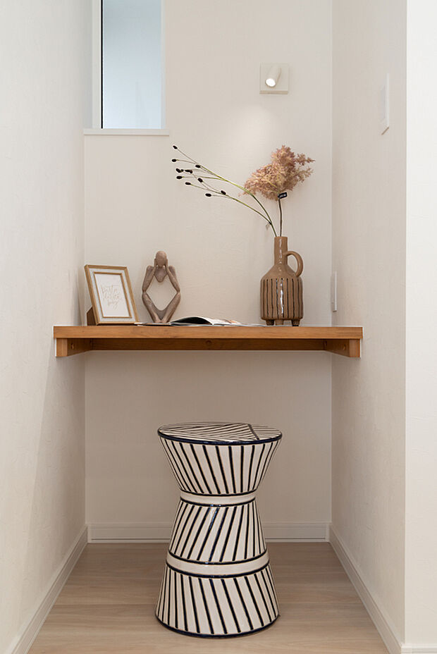 【【インテリアカウンター】】インテリアカウンターにはお気に入りの小物を飾ったり、読書やちょっとした作業を楽しむことも可能。家事の合間にひと息ついたり、趣味の時間を過ごしたりと、暮らしに彩りを添えます。
（2025年10月撮影）