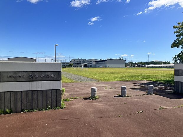 富原中学校 (約2,000m)